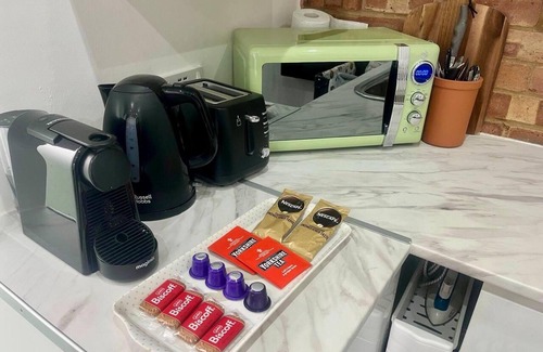 Luton Apartment | Cozy Large Studio with Kitchen Near Luton Airport