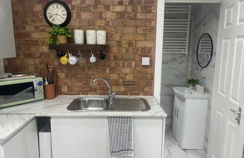 Luton Apartment | Cozy Large Studio with Kitchen Near Luton Airport