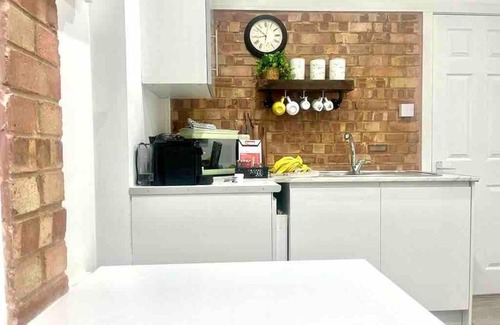 Luton Apartment | Cozy Large Studio with Kitchen Near Luton Airport