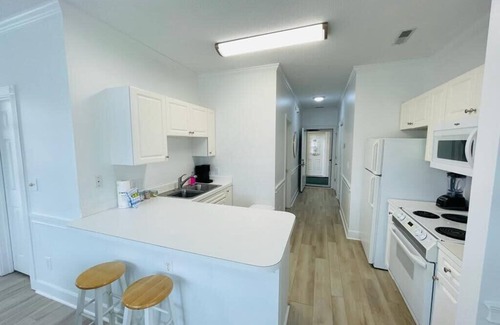 Central Myrtle Beach Apartment | Cozy 1BR Condo at Magnolia Place - Pet Friendly Retreat