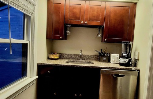 South Euclid House | Cozy Retreat in Cle Surbs with Spa and Hot Tub Access