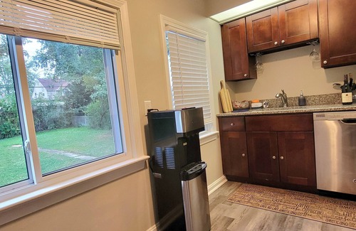 South Euclid House | Cozy Retreat in Cle Surbs with Spa and Hot Tub Access