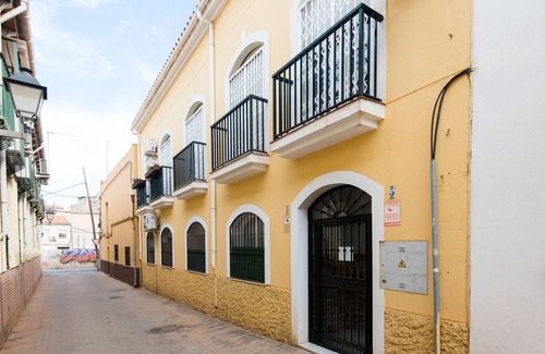 La Trinidad Apartment | Stylish Apartment with Spa, Kitchen & Child-Friendly Spaces