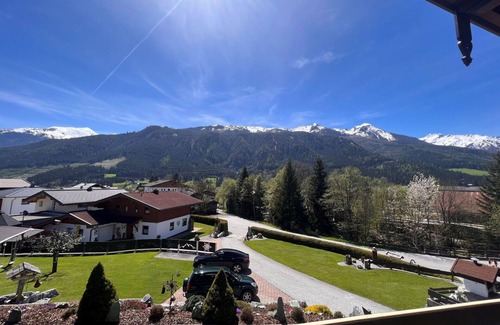 Muhlbach im Pinzgau Apartment | Inviting Apartment with Terrace, Lake View & Free WIFI