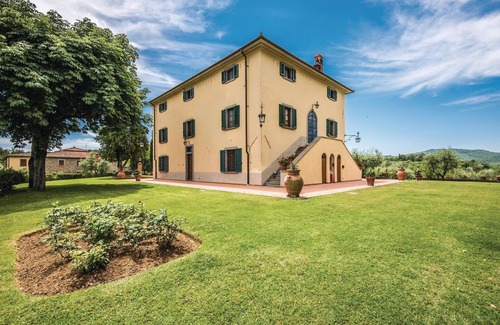 Ponte Buriano Apartment | Inviting Apartment with Pool and Scenic Views Near Civitella