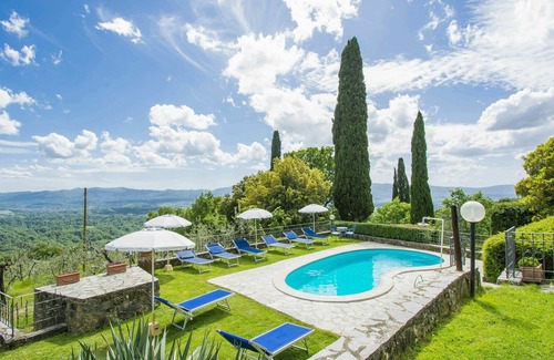 Loro Ciuffenna Villa | Inviting Villa with Pool, Terrace & Parking for 6 Guests
