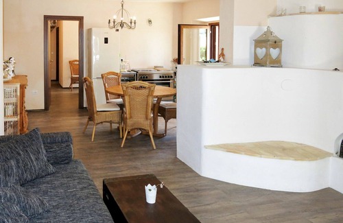 Cologna Spiaggia Villa | Pet-Friendly Villa Apartment with Pool & Panoramic Views