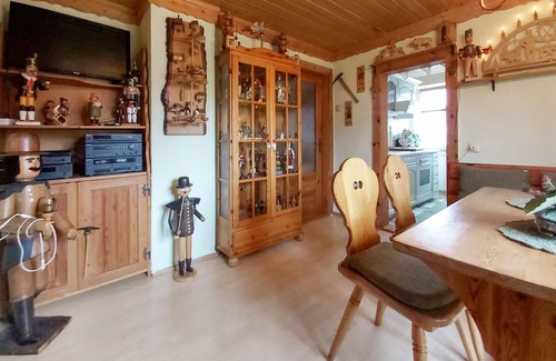 Wildbach Apartment | Cozy 2 Bedroom Retreat in Bad Schlema with Spa & Breakfast
