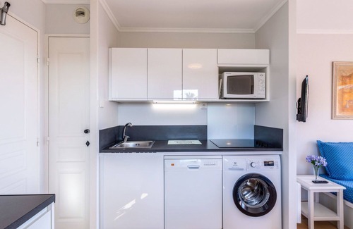 Plage de la Garonnette Apartment | Inviting Apartment for 4 with Pool, WiFi, and Ocean View