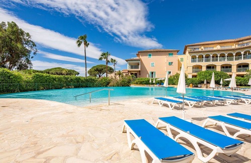 Plage de la Garonnette Apartment | Inviting Apartment for 4 with Pool, WiFi, and Ocean View
