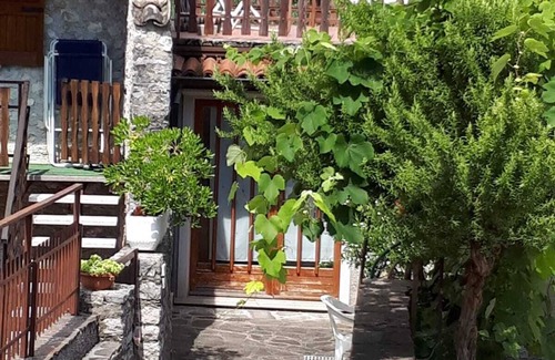 Castelletto House | Charming Apartment with Courtyard, Garden & Breakfast