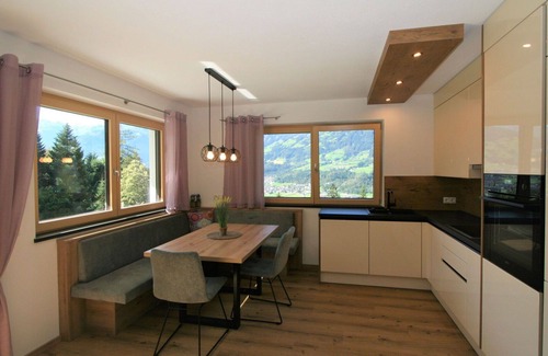 Holdernach Apartment | Cozy Apartment for 5 with Terrace, WiFi & Lake View