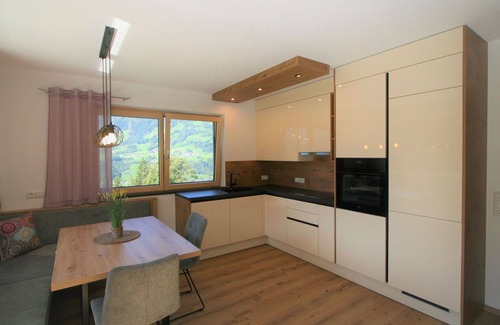 Holdernach Apartment | Cozy Apartment for 5 with Terrace, WiFi & Lake View