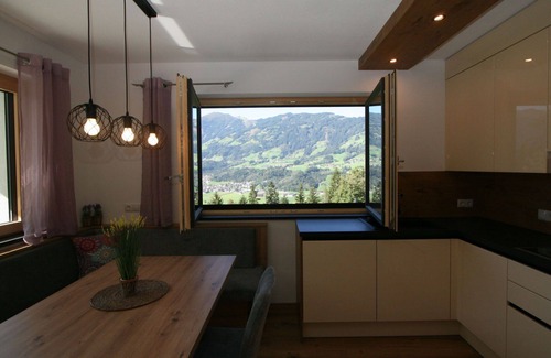 Holdernach Apartment | Cozy Apartment for 5 with Terrace, WiFi & Lake View