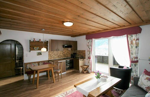 Pfons Apartment | Cozy Apartment for 5 with Panoramic View and Terrace