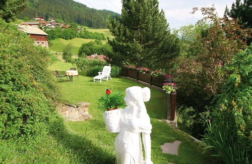 Pfons Apartment | Cozy Apartment for 5 with Panoramic View and Terrace