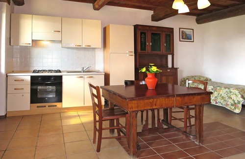 Santo Villa | Inviting Villa Apartment with Pool, Pets Welcome & Panoramic Views