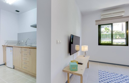 Calamayor House | Convenient Apartment Steps from Paseo Maritimo with Spa