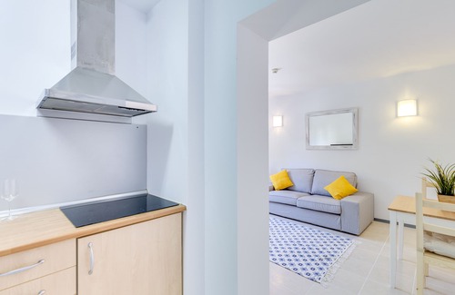 Calamayor House | Convenient Apartment Steps from Paseo Maritimo with Spa