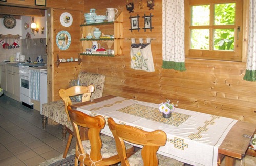 Treffen Villa | Cozy Villa Apartment for 4 with PETS, WIFI & Lake Views