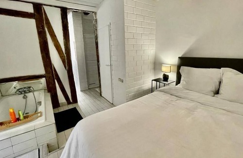 Quartier de la Place-Vendome Apartment | Pet-Friendly Apartment Near Concorde Champs Élysées