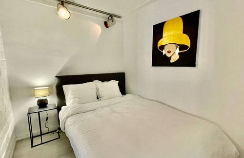 Quartier de la Place-Vendome Apartment | Pet-Friendly Apartment Near Concorde Champs Élysées