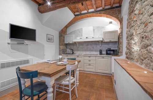 Monteriggioni Apartment | Nice apartment for 4 guests with pool, WIFI, A/C, TV, pets allowed and parking, close to Siena