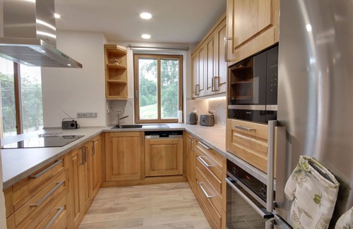 Korenov Apartment | Spacious Apartment for 8 with WIFI, TV & Terrace Access