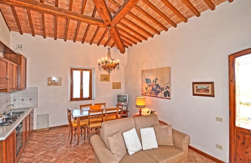 San Gimignano Apartment | Inviting Apartment for 4 with Pool, A/C & Panoramic Views