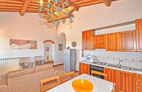 San Gimignano Apartment | Inviting Apartment for 4 with Pool, A/C & Panoramic Views