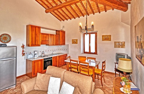San Gimignano Apartment | Inviting Apartment for 4 with Pool, A/C & Panoramic Views
