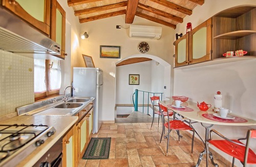 San Gimignano Apartment | Cozy Apartment for 2 with Pool, A/C & Panoramic Views