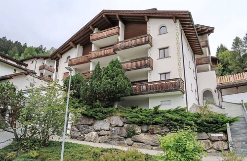 Grisons Apartment | Nice apartment for 2 guests with pool, WIFI, TV, balcony, pets allowed, panoramic view and parking