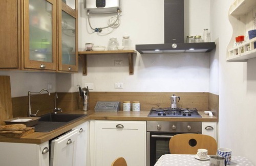 Testaccio Apartment | Cozy Apartment for 3 with WiFi, A/C, Kitchen & Spa