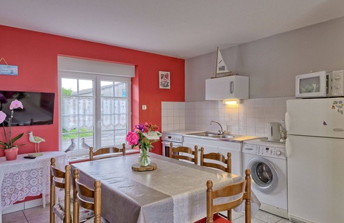 Ille-et-Vilaine Apartment | Cozy Oceanfront Apartment for 4 with Great Amenities