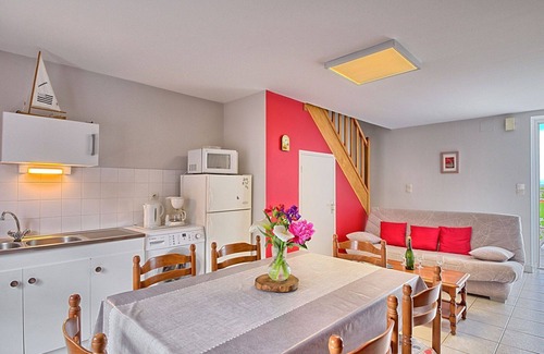 Ille-et-Vilaine Apartment | Cozy Oceanfront Apartment for 4 with Great Amenities