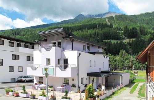Soelden Apartment | Inviting Apartment for 4 with WIFI, Parking & Breakfast