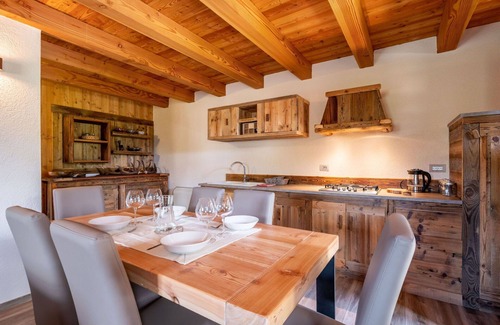 Introd Apartment | Cozy Apartment for 4 with WIFI, Kitchen & Free Parking