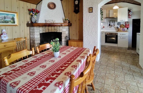 Peglio Apartment | Cozy Apartment for 4 with WIFI, Terrace & Pet-Friendly Options