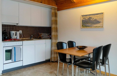 Spiez Apartment | Inviting Apartment for 4 with WiFi, Balcony & Pool Access
