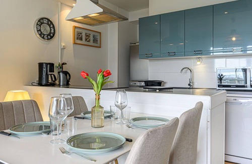 Morbihan Apartment | Cozy Oceanfront Apartment with Balcony and Free WiFi