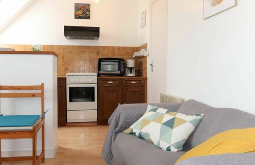 Goulien Apartment | Cozy Oceanfront Apartment for 4: Pets Welcome & WIFI