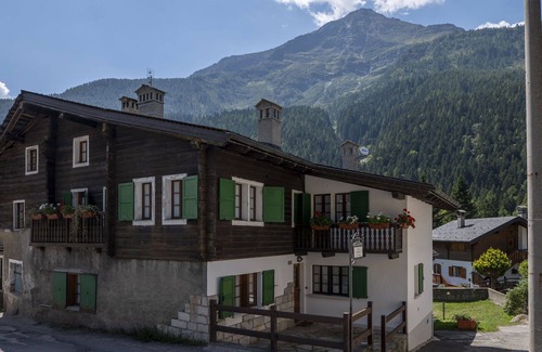 Macugnaga Apartment | Welcoming Apartment for 4 with Panoramic Views & Pet-Friendly