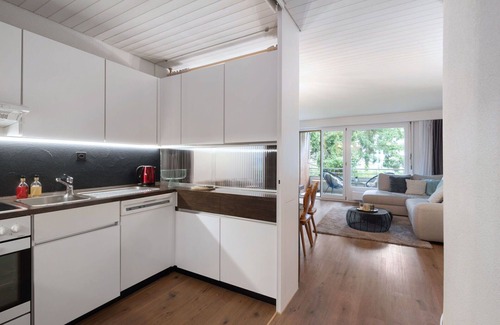 Davos-Dorf Apartment | Charming Apartment for 4 with Balcony, WIFI & Pet Access