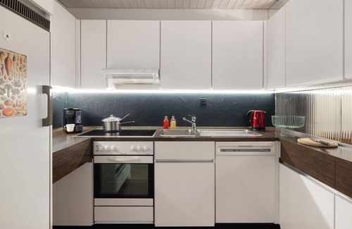 Davos-Dorf Apartment | Charming Apartment for 4 with Balcony, WIFI & Pet Access
