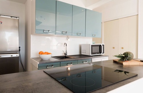 Morbihan Apartment | Cozy Oceanfront Apartment with Balcony and Free WiFi