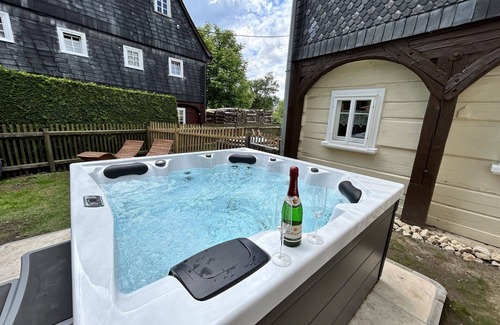 Grossschoenau Apartment | Cozy Getaway for 5 with Hot Tub, WIFI & Pet Friendly