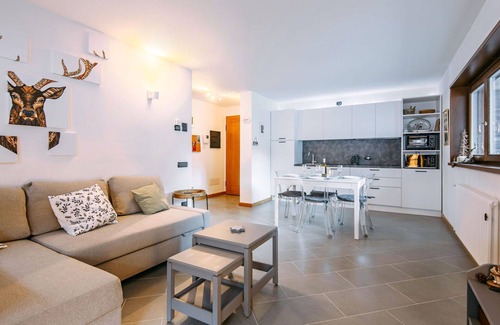 Alba Apartment | Cozy Apartment for 5 with WIFI, Balcony, and Parking