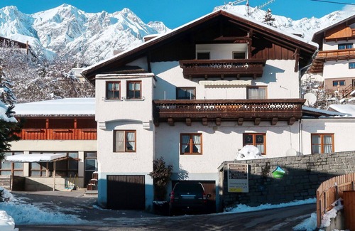 Grins Apartment | Cozy Apartment for 5 with WIFI, Balcony, and Kitchen