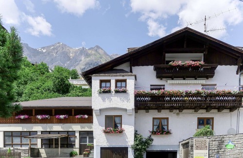Grins Apartment | Cozy Apartment for 5 with WIFI, Balcony, and Kitchen